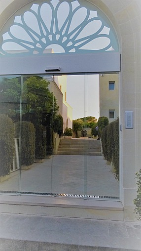 La Fiermontina: der Eingang mit eleganter Glasschiebetür