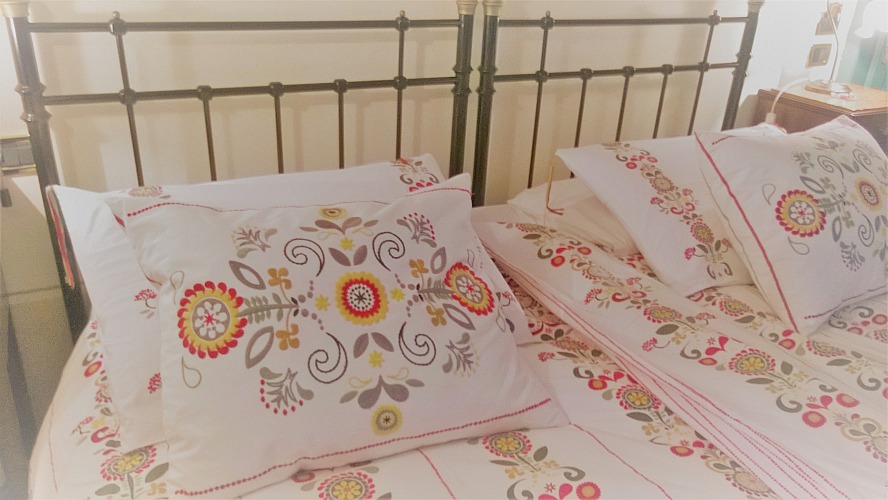 Boutiquehotel Villa Sostaga: feinen Stickereien auf der Bettwäsche