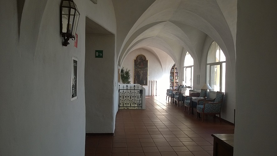 Hotel Schloss Sonnenburg: in die Klostergänge fällt warmes Sonnenlicht