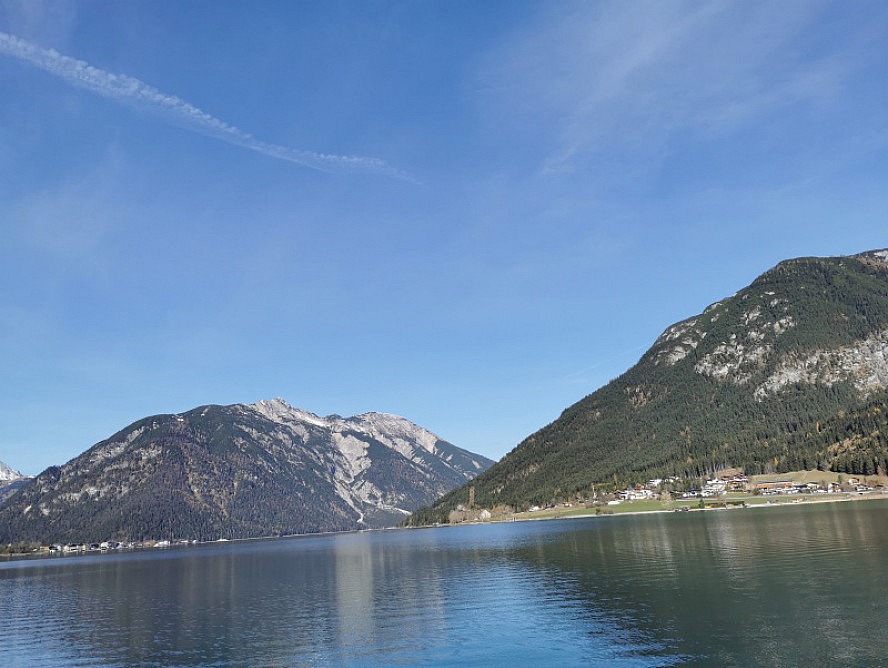 Posthotel Achenkirch: Schneegezuckerte Gipfel, tiefgrüne Wälder und der grün-blau schillernde Achensee