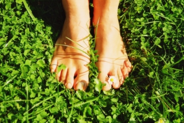 Füße auf der grünen Wiese | Menschen » Körperteile | Yvonne Auer / pixelio