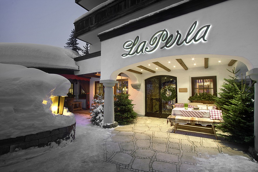 Hotel La Perla: Aussenansicht Winter