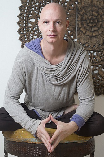 René Hug unterrichtet seit über 10 Jahren einen Stil, der durch Yin & Yang Yoga und Yin Yoga geprägt ist