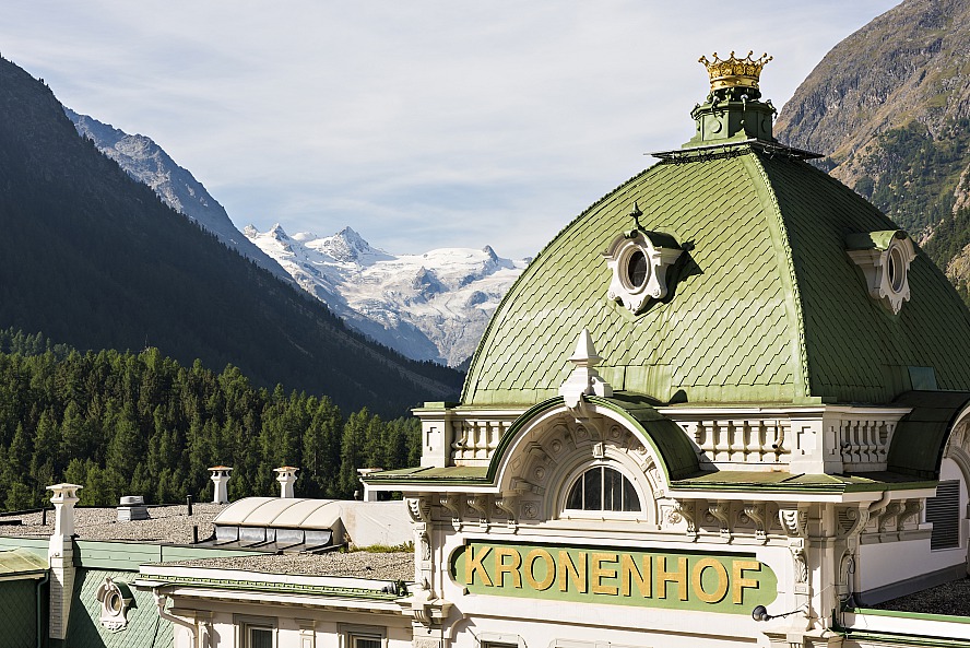 Grand Hotel Kronenhof Sommerblick auf Bergwelt
