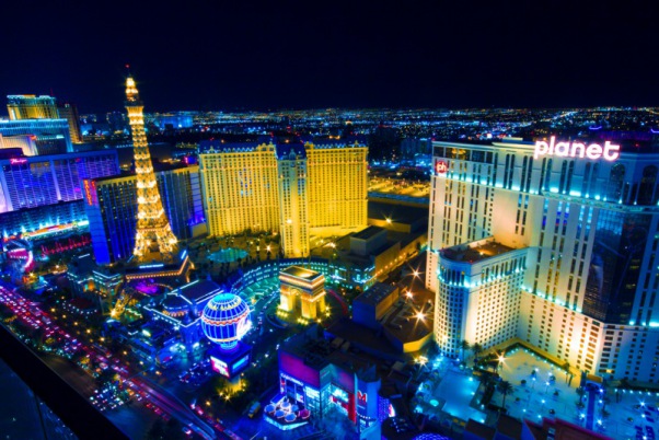 Vegasstrip bei Nacht mit Casinos, Eifelturm-Nachbau und Hotels