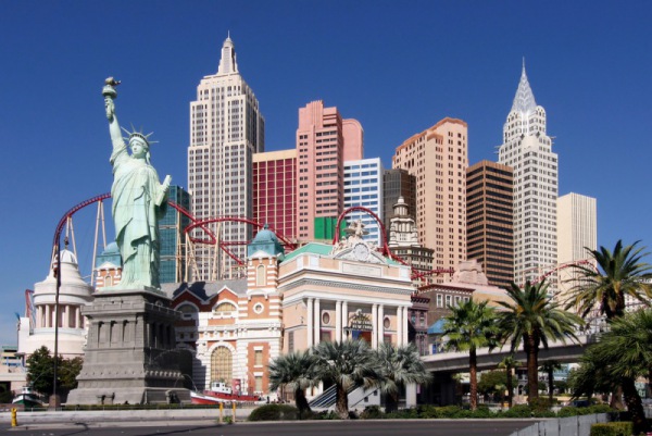 Las Vegas-Skyline mit Palmen, Hotels und einer Nachbildung der Freiheitsstatue