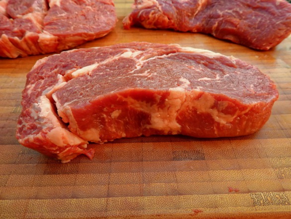 Fleisch rindfleisch rind steak roh schmackhaft WerbeFabrik/pixabay 3