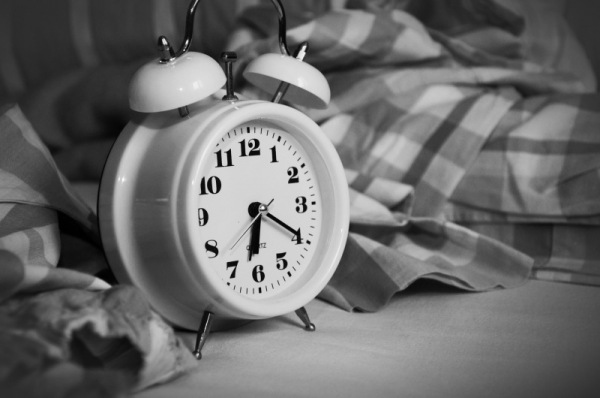 Wecker aufstehen uhrzeit schlafen bett congerdesign/pixabay 1