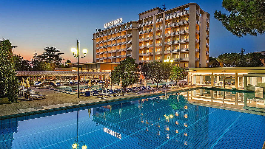 Hotel Terme Antoniano: Aussenansicht vom Pool