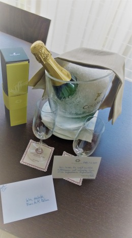 Du Lac et Du Parc Grand Resort: Champagner und köstliches Olivenöl - als Willkommensgruß in unserer Suite