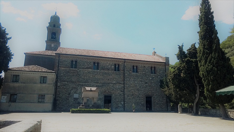 Der Kirchplatz in Arquà Petrarca - mit dem Sarkophag der sterblichen Überreste von Francesco Petrarca