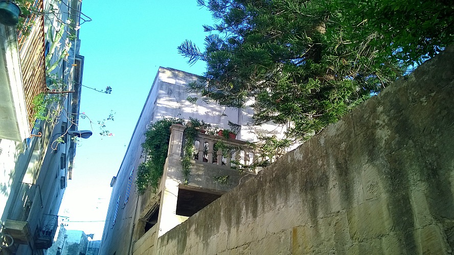 La Fiermontina: Blick auf einen Balkon in Lecces Altstadt