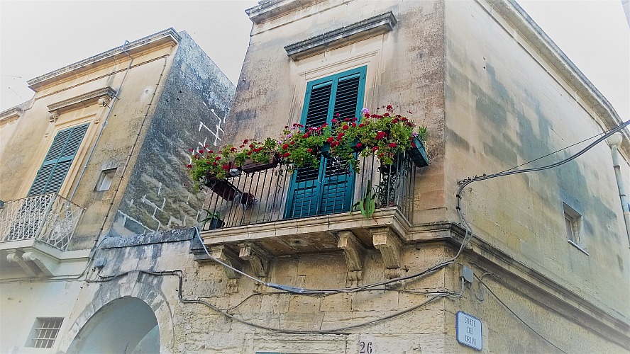 La Fiermontina: Blick auf geschmückte Fenster in Lecces romantischer Altstadt