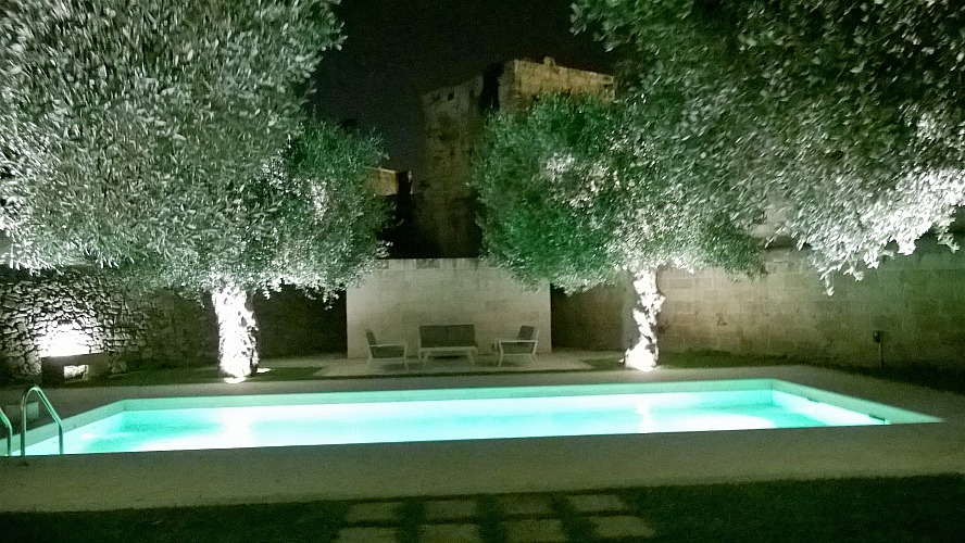 La Fiermontina: der einladend beleuchtete Pool abends im Garten