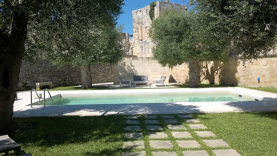La Fiermontina: der einladende Swimmingpool im Hotelpark