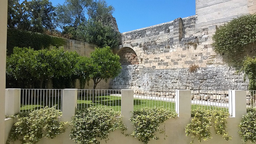 La Fiermontina: Eine historische Mauer umgibt einen Teil des Hotelareals