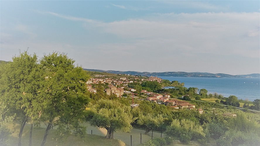 Blick von unserer Ferienwohnung auf den Ort Passignano sul Trasimeno