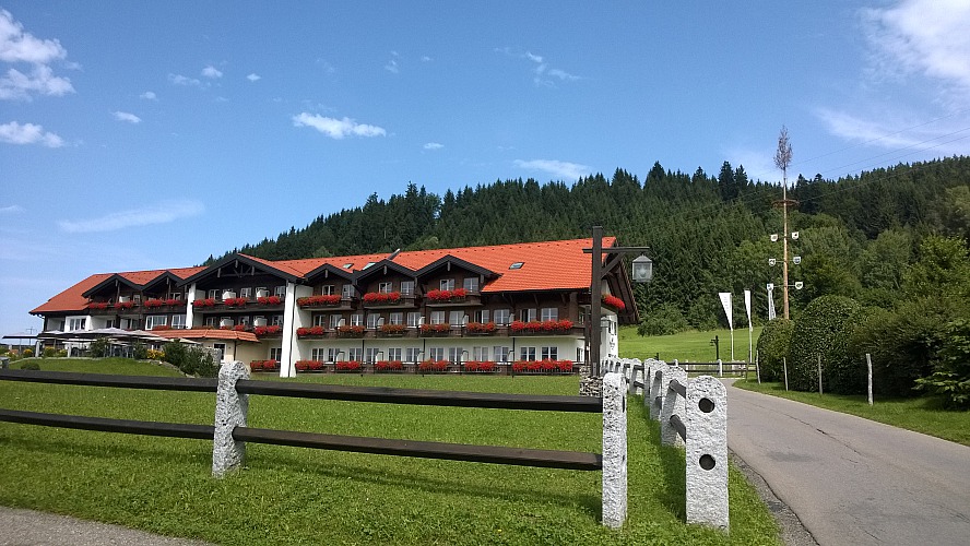 Haubers Alpenresort‎ - Hotel Gutshof: Blick von der Straße