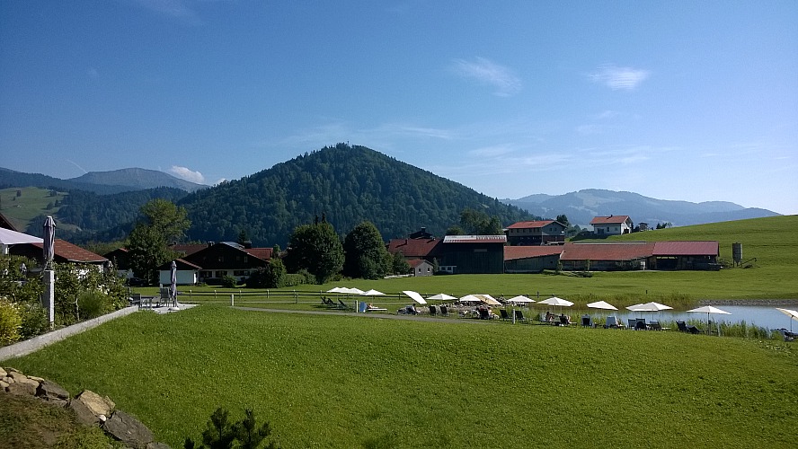 Haubers Alpenresort‎ - Hotel Gutshof: der Naturbadesee des Hotels