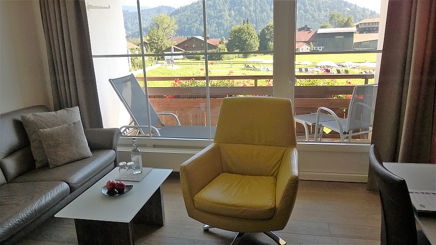 Haubers Alpenresort‎ - Hotel Gutshof: Sessel und Balkon unseres Themenzimmers Schwalbennest