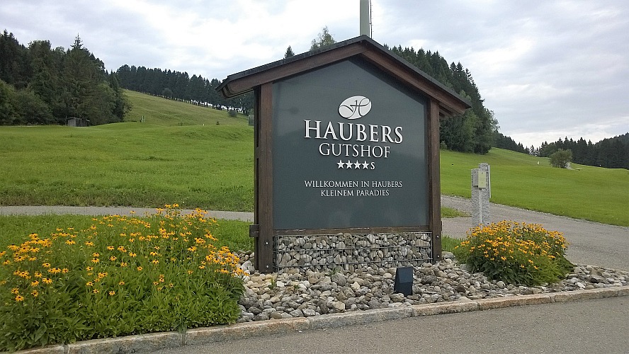 Haubers Alpenresort‎ - Hotel Gutshof: Willkommensschild vor dem Hotel