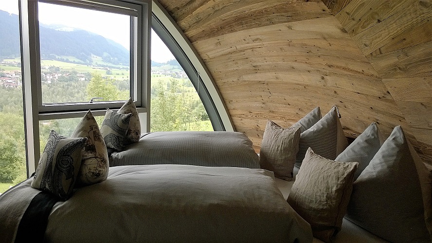 Berg & Tal Allgäu-Lofts: Behütete Atmosphäre im Schlafzimmer mit tollem Panoramafenster