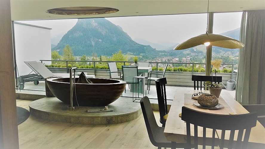 Berg & Tal Allgäu-Lofts: Der Wohn-Essraum mit Blick auf den großen Balkon