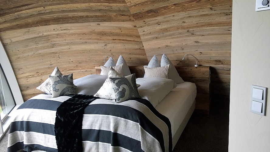 Berg & Tal Allgäu-Lofts: Schlafzimmer mit luxuriösem Bett von Treca Interiors Paris