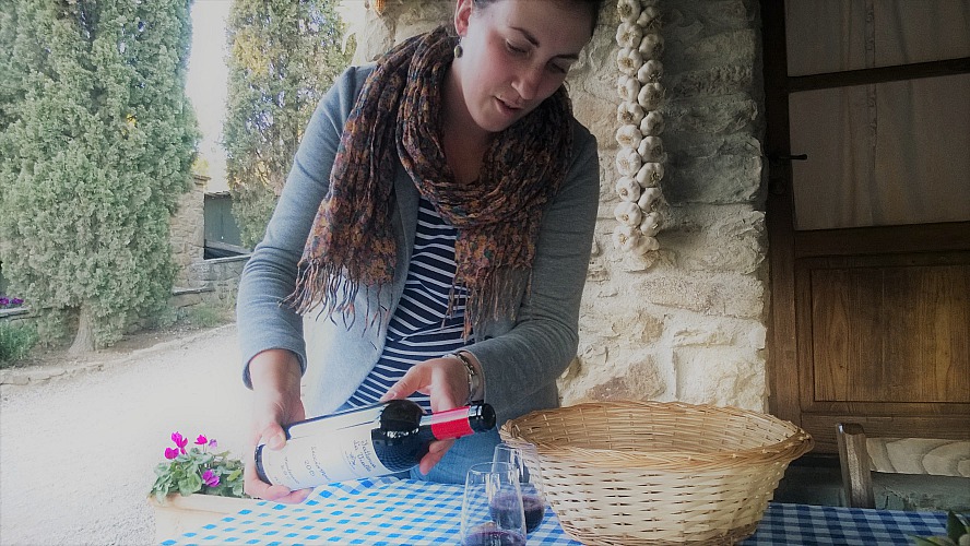 Fattoria La Vialla: die freundliche Mitarbeiterin empfängt uns mit einem Glas Wein