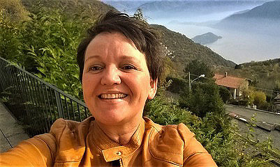 Ferien-Loft Comer See: Annette Maria auf dem gerßzügigen Balkon