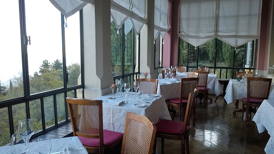Boutiquehotel Villa Sostaga: Frühstücksraum mit umwerfendem Blick auf den Gardasee