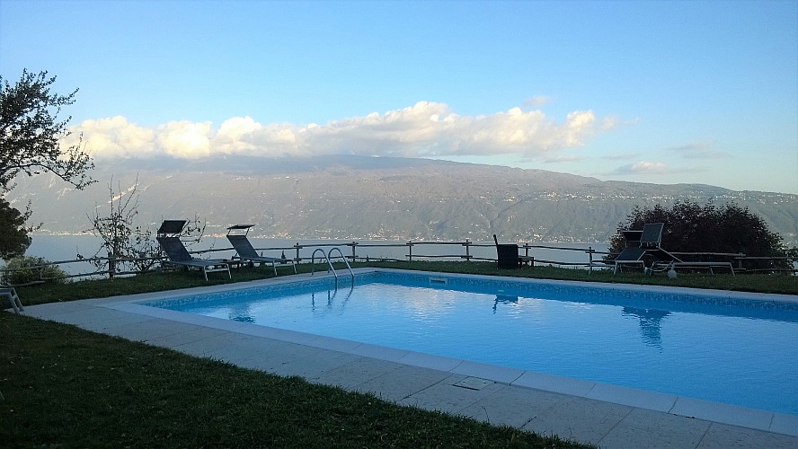 Boutiquehotel Villa Sostaga: großzügiger Pool - zwischen der Villa und dem See
