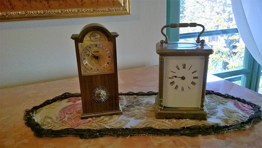 Boutiquehotel Villa Sostaga: wunderschöne Details überall - hier: antike Uhren in unserem Zimmer