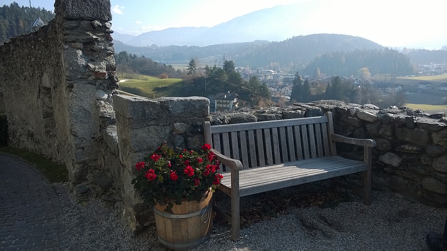 Hotel Schloss Sonnenburg: häufig finden sich lauschige Sitzgelegenheiten mit atemberaubender Aussicht