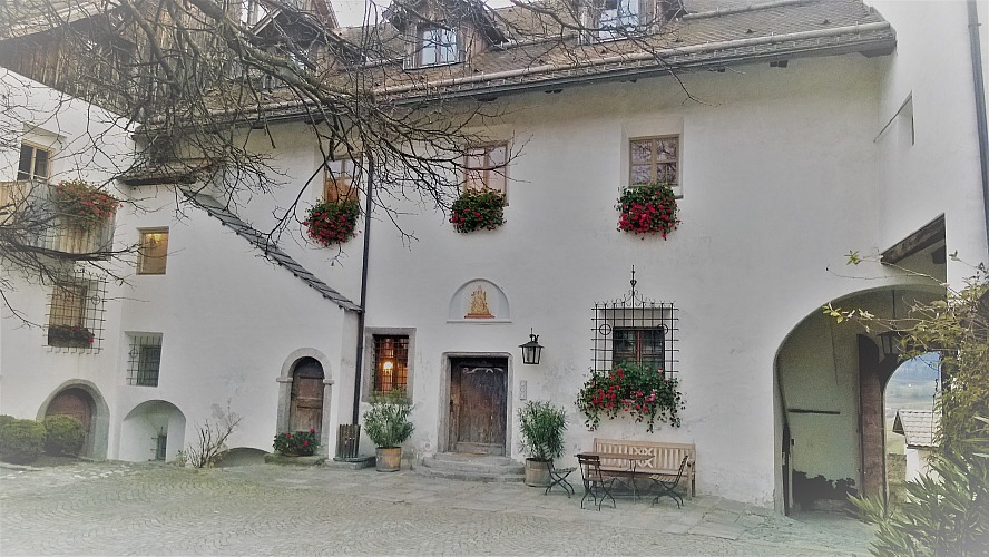 Hotel Schloss Sonnenburg: im Innenhof ist das Schlossgefühl sofort spürbar