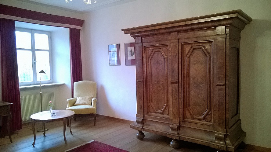 Hotel Schloss Sonnenburg: mit wertvollen antiken Möbel in den Zimmern