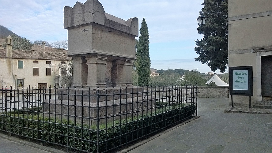 Hotel Abano Ritz: das Grab von Francesco Petrarca in Arquà Petrarca
