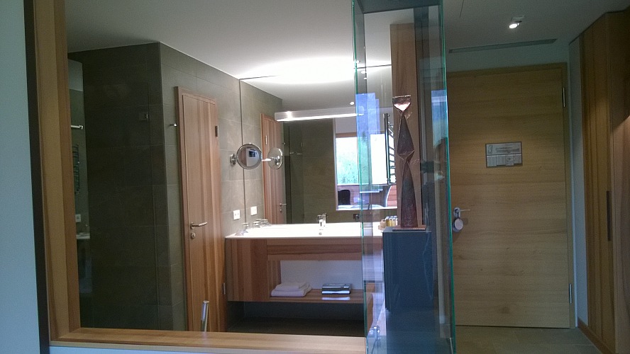 Der Klosterhof: das offene Bad lässt sich mit Schiebewänden ruck zuck in einen privates Zimmer verwandeln