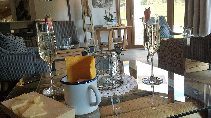 Cyprianerhof Dolomit Resort: Wir werden von Margareth Damian mit einem Glas Sekt herzlich begrüßt