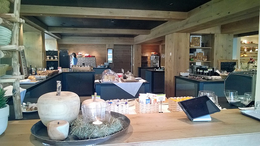 Cyprianerhof Dolomit Resort: Zum Frühstück erwartet uns eine Vitalecke mit frisch gepressten Fruchtsäften und köstlichen Produkten von Südtiroler Bauern