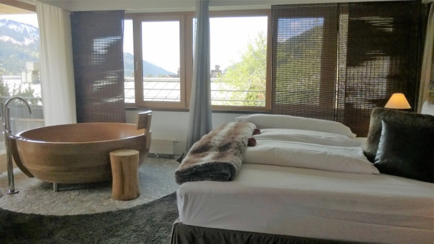 Hotel HUBERTUS: Einige Suiten verfügen über freistehende Holz-Badewannen
