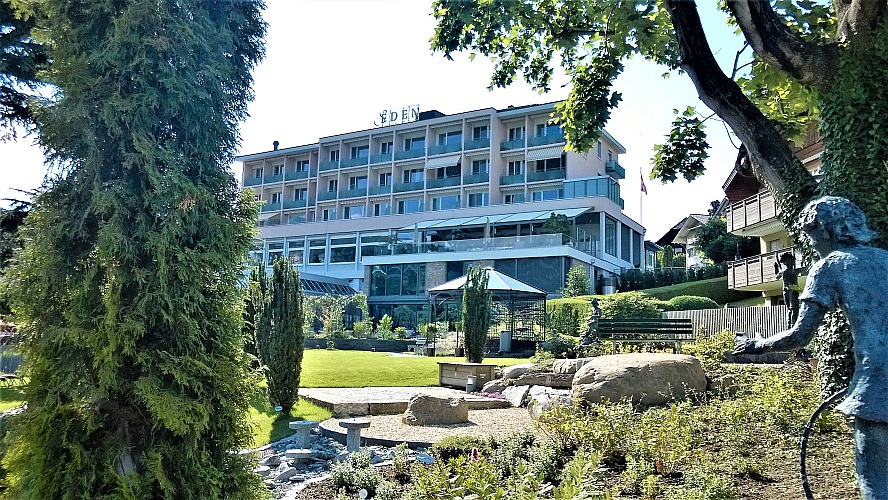 Hotel Eden Spiez: das vier Sterne Superior Hotel liegt eingebettet in eine liebevoll gepflegte Parkanlage