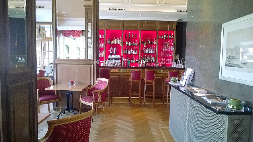 Hotel Eden Spiez: elegante Bar-Lounge