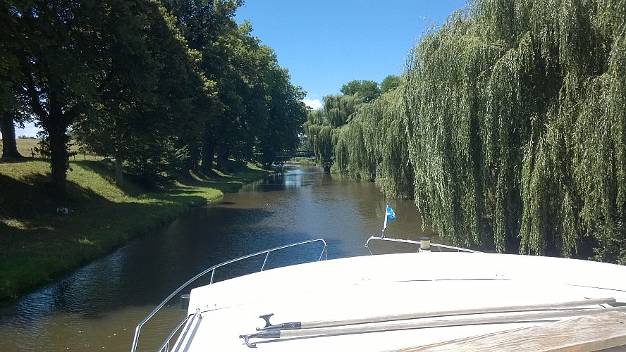 Les Canalous: Die Bäume ragten häufig weit in den Kanal