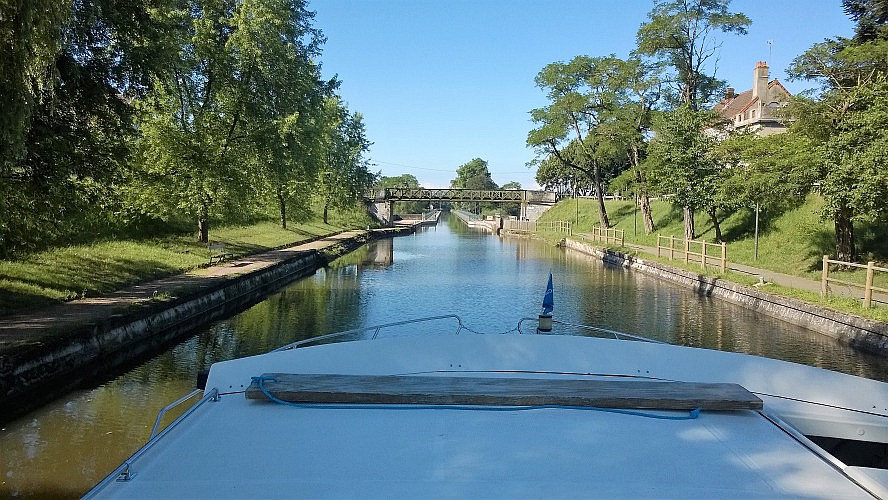 Les Canalous: Hier steuern wir gerade auf eine Kanalbrücke zu, diese führt den Kanal über die Loire!