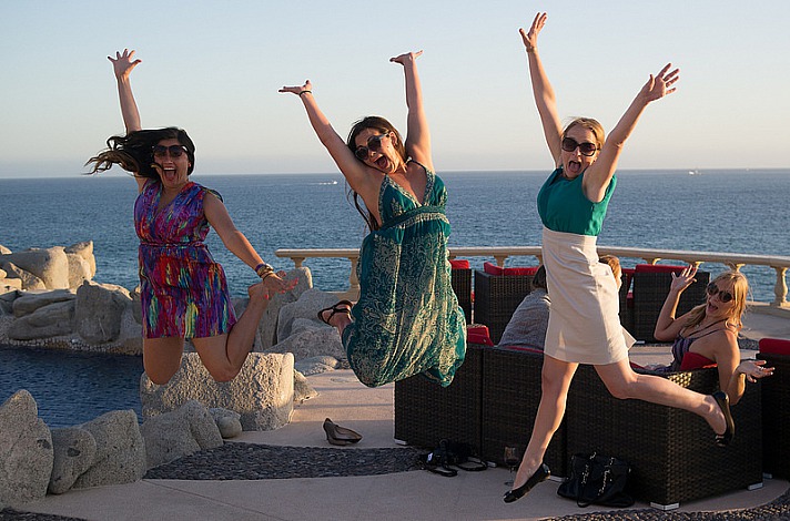 Women Jumping at Sunset Da Monalisa