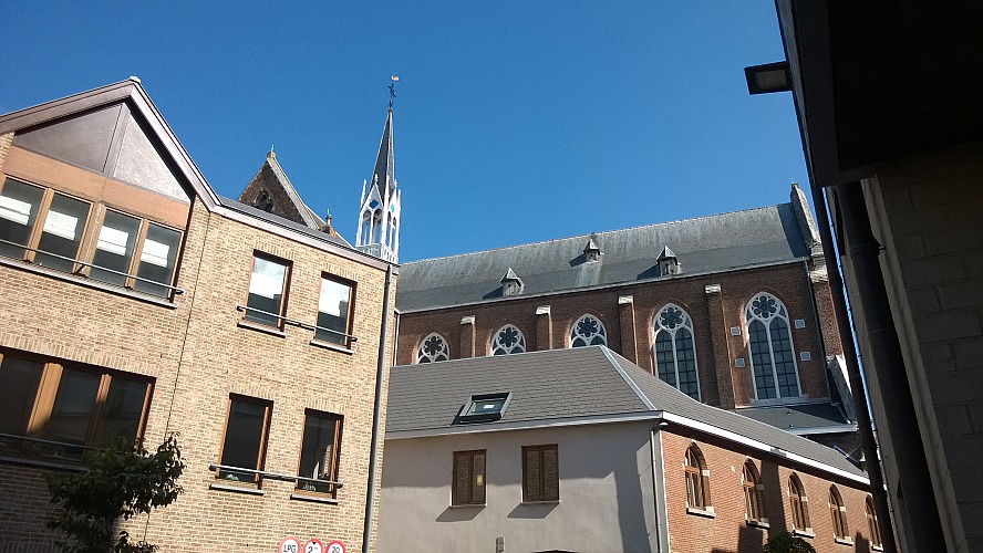 Martin's Patershof: Ansicht von der Kirche von außen