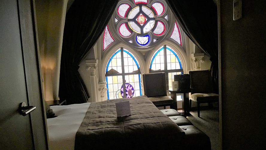 Martin's Patershof: Unser Zimmer mit atemberaubendem Kirchenfenster