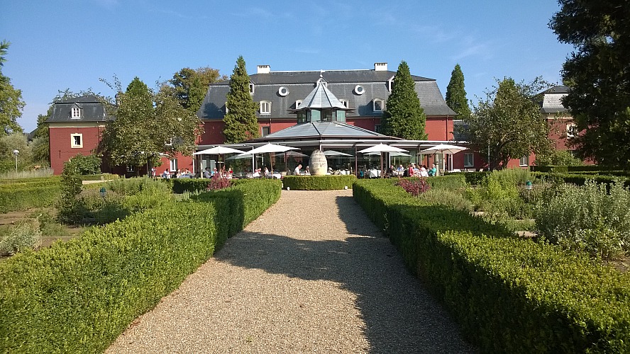 Château St. Gerlach: herrliche Ausblicke auf den Kräutergarten und das Geultal