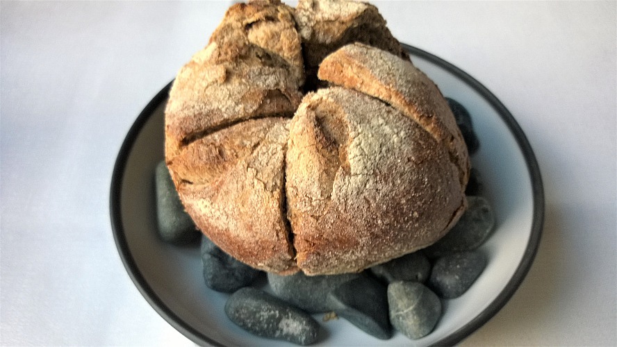 Château St. Gerlach: tolle Idee und köstlich: selbstgebackenes Brot auf heißen Steinen